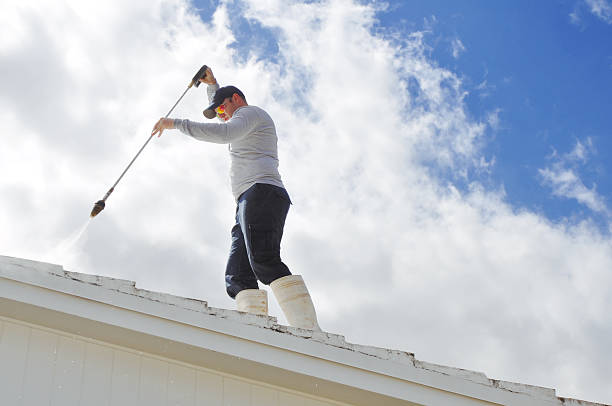 Day laborer pressure cleaning a roof Handy man Pressure cleaning a roof. residential preasure cleaning stock pictures, royalty-free photos & images